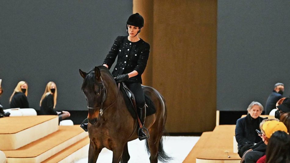Charlotte Casiraghi apareció a caballo en el último desfile de Chanel 