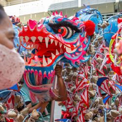 Imagen de personas observando una interpretación de la danza del dragón, en Bangkok, Tailandia. El Club de Danza del Dragón y del León de Jiangbei llevó a cabo una presentación para dar la bienvenida al próximo Festival de Primavera en Bangkok. | Foto:Xinhua/Wang Teng