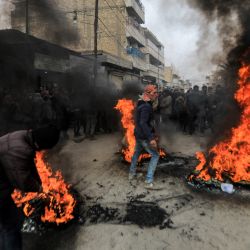 Manifestantes prenden fuego a los neumáticos en la ciudad de al-Bab, controlada por Turquía, en la provincia septentrional siria de Alepo, en la frontera con Turquía, mientras los habitantes se manifiestan contra la falta de servicios básicos y la negligencia de las autoridades locales respaldadas por Turquía. | Foto:BAKR ALKASEM / AFP