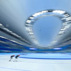 Patinadores participan en una sesión de entrenamiento en el Óvalo Nacional de Patinaje de Velocidad en Pekín, antes de los Juegos Olímpicos de Invierno de Pekín 2022. | Foto:Wang Zhao / AFP