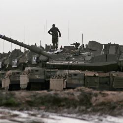 Tanques de combate Merkava israelíes durante un simulacro militar cerca del kibutz de Ortal, en los Altos del Golán anexionados por Israel. | Foto:JALAA MAREY / AFP