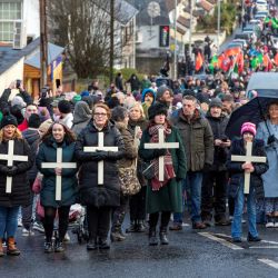 Un grupo de personas participa en una marcha conmemorativa de las víctimas de la matanza del Domingo Sangriento de 1972, desde la zona de Creggan hasta la zona de Bogside en Londonderry, Irlanda del Norte. | Foto:Paul Faith / AFP