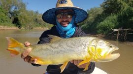 El ex futbolista demostró sus grandes virtudes como pescador.