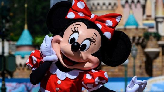 Por primera vez, Minnie Mouse deja su clásico vestido para lucir dos piezas diseñadas por Stella McCartney
