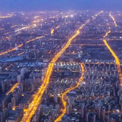Las calles están iluminadas mientras los viajeros circulan al amanecer en el oeste de Pekín, antes de los Juegos Olímpicos de Invierno de Pekín. | Foto:ODD ANDERSEN / AFP