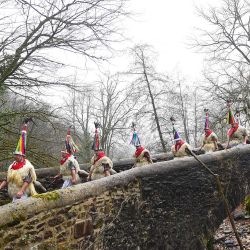 Los campaneros, conocidos como "Joaldunak" en euskera, desfilan con grandes cencerros colgados a la espalda durante el tradicional Carnaval de Ituren, en la localidad navarra de Ituren, al norte de España | Foto:ANDER GILLENEA / AFP