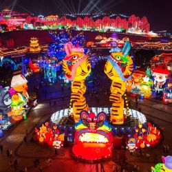 Imagen de una feria de linternas, en Zigong, provincia de Sichuan, en el suroeste de China. Una feria de linternas se llevó a cabo para celebrar el Año nuevo Lunar chino, en Zigong, que es famoso por la fabricación de linternas. | Foto:Xinhua/Wang Xi