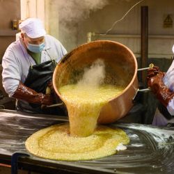 Las "calderas de azúcar" empleadas en la tradicional fábrica de dulces Edward Grays de Dudley, o más conocida localmente como "Teddy Grays", elaboran pastillas de hierbas Grays en su fábrica de Dudley, en el centro de Inglaterra. | Foto:OLI SCARFF / AFP