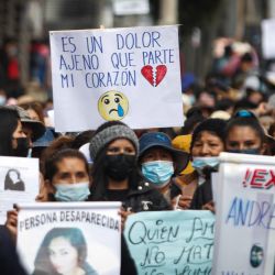 Personas sostienen carteles mientras participan en una protesta, en La Paz, Bolivia. | Foto:Xinhua/Mateo Romay