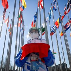Un personal se prepara para la llegada de Thomas Bach, Presidente del Comité Olímpico Internacional (COI) antes de la ceremonia del Mural de la Tregua Olímpica en la villa de los Juegos Olímpicos de Invierno de Pekín 2022. | Foto:WANG ZHAO / POOL / AFP