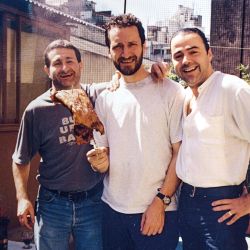 José Luis Cabezas junto a Guillermo Cantón y Hugo Ropero (der.) por entonces editor de fotografía de NOTICIAS. | Foto:cedoc