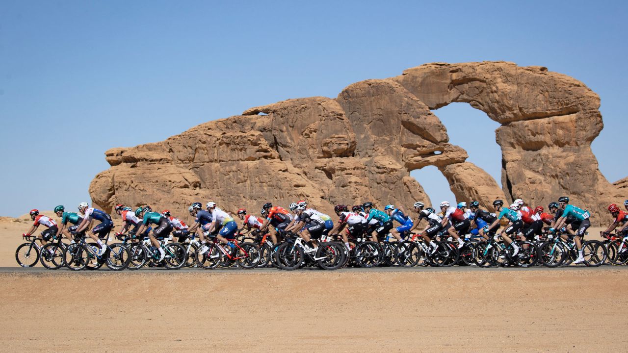 El pelotón circula durante la primera etapa del Tour de Arabia Saudí desde Winter Park, cerca de la ciudad saudí de al-Ula, al noroeste del país. | Foto:THOMAS SAMSON / AFP