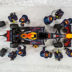 El campeón de Fórmula 1 2021 Max Verstappen calentó motores en la nieve antes de comenzar con el calendario de pruebas 2022.
