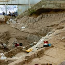 El milenario sitio arqueológico descubierto tiene una superficie de 7.640 metros cuadrados.