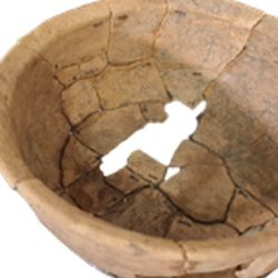 Entre los objetos hallados había numerosas vasijas de cerámica.