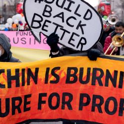 Activistas participan en una manifestación a favor de la legislación Build Back Better en Washington, DC. | Foto:Stefani Reynolds / AFP