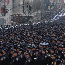 Agentes de policía de Nueva York se reúnen para el funeral del oficial de policía de Nueva York Wilbert Mora en Nueva York. - Mora, de 27 años, junto con su compañero Jason Rivera, fueron asesinados mientras respondían a una emergencia de violencia doméstica. | Foto:ANGELA WEISS / AFP