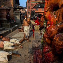 Devotos hindúes ofrecen oraciones rodando por el suelo como parte de un ritual durante el festival Madhav Narayan en Bhaktapur, en las afueras de Katmandú,, Nepal. | Foto:PRAKASH MATHEMA / AFP