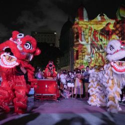 Imagen de personas realizando una danza del león durante un espectáculo de luces para celebrar el próximo Año Nuevo Lunar chino, en Recife, Brasil. | Foto:Xinhua/Wang Tiancong