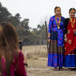 Jóvenes tamang nepalíes portan atuendos tradicionales mientras se toman fotografías durante la celebración del Festival Sonam Lhosar, en Katmandú, Nepal. | Foto:Xinhua/Sulav Shrestha