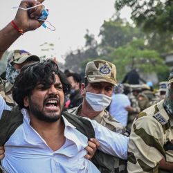 La policía detiene a activistas del Akhil Bharatiya Vidyarthi Parishad, el ala estudiantil del gobernante Partido Bharatiya Janata (BJP), durante una manifestación en Nueva Delhi, India. | Foto:Sajjad Hussain / AFP