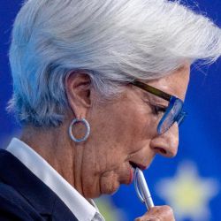 La presidenta del Banco Central Europeo, Christine Lagarde, reacciona mientras se dirige a una rueda de prensa tras una reunión del consejo de gobierno del BCE sobre la política monetaria de la eurozona en Fráncfort del Meno, oeste de Alemania. | Foto:Michael Probst / POOL / AFP