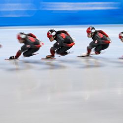 Las patinadoras del equipo femenino de velocidad en pista corta de Canadá participan en una sesión de entrenamiento en el Capital Indoor Stadium de Pekín, antes de los Juegos Olímpicos de Invierno de Pekín 2022. | Foto:ANNE-Christine POUJOULAT / AFP