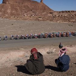 Los lugareños observan el paso de los ciclistas durante la segunda etapa del Tour de Arabia Saudí, de Al-Ula a Abu Rakah. | Foto:THOMAS SAMSON / AFP