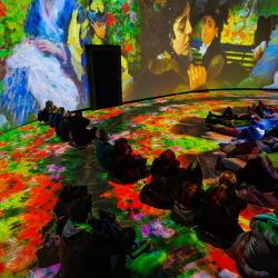 Los visitantes asisten a una proyección animada "inmersiva" de 360 grados inspirada en la vida y la obra del pintor francés Claude Monet (1840-1926), que forma parte de la exposición "El jardín de Monet" en Berlín. | Foto:JOHN MACDOUGALL / AFP