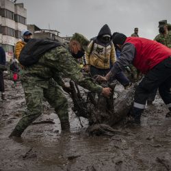 Militares realizan labores de limpieza de escombros en el sitio donde se registró un aluvión, en Quito, capital de Ecuador. | Foto:Xinhua/Santiago Armas