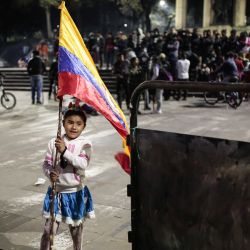 Una niña sostiene una bandera durante una manifestación, en Bogotá, Colombia. | Foto:Xinhua/Jhon Paz
