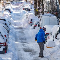 Una persona palea la nieve en Boston, Massachusetts. - La nieve cegadora azotada por potentes vientos azotó el este de Estados Unidos, cuando una de las tormentas invernales más fuertes en años provocó el caos en el transporte y los cortes de energía en una región de unos 70 millones de personas. | Foto:JOSEPH PREZIOSO / AFP