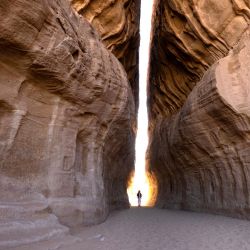 Una vista parcial muestra una antigua tumba nabatea tallada en el yacimiento arqueológico de al-Hijr (Hegra), cerca de la ciudad noroccidental saudí de al-Ula. | Foto:THOMAS SAMSON / AFP