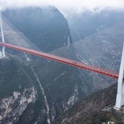 Vista aérea del del puente Beipanjiang, en la provincia de Guizhou, en el suroeste de China. Situado a más de 565,4 metros sobre un valle, el puente Beipanjiang ha sido certificado como el puente más alto del mundo por la organización Guinness World Records. | Foto:Xinhua/Tao Liang