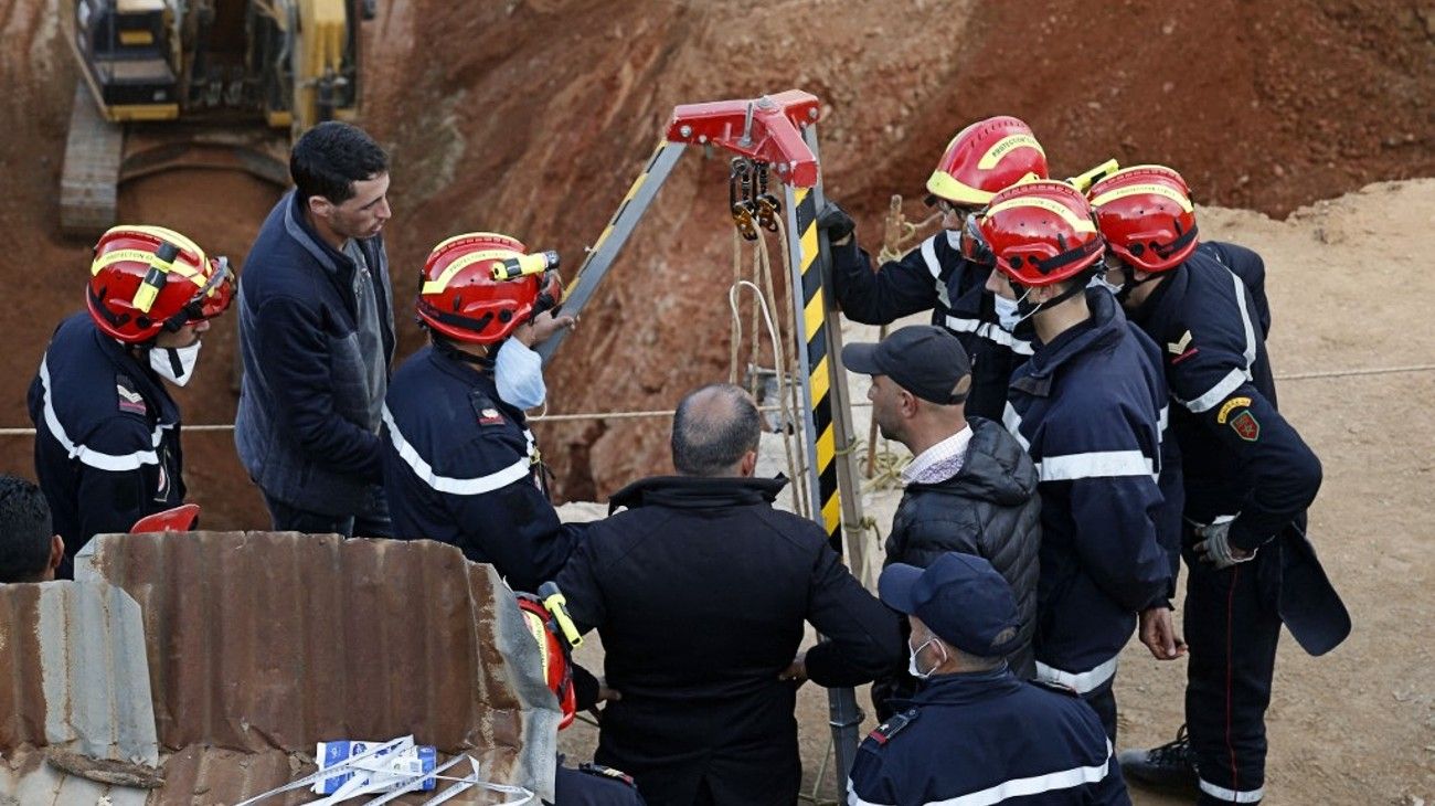 Rayan, de apenas 5 años, cayó en un pozo de 32 metros de profundidad en Marruecos, y hay un operativo desesperado para tratar de salvarlo.