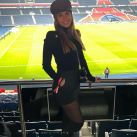 Antonela Roccuzzo posó en el estadio del PSG con un look total black