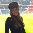 Antonela Roccuzzo posó en el estadio del PSG con un look total black