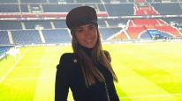 Antonela Roccuzzo posó en el estadio del PSG con un look total black