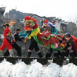 Artistas realizan una danza del león para celebrar el Festival de la Primavera, en la ciudad de Jishou en el centro de China. | Foto:Xinhua/Yao Fang
