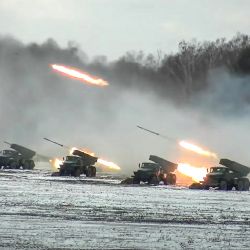 Disparo de múltiples lanzacohetes en un campo cubierto de nieve durante los ejercicios conjuntos de las fuerzas armadas de Rusia y Bielorrusia, en un campo de tiro en Bielorrusia. | Foto:Handout / Ministerio de Defensa de Rusia / AFP