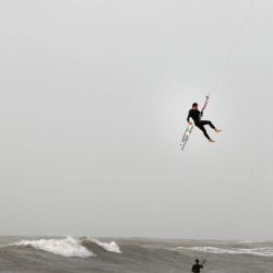 Hombres israelíes practican kitesurf durante el tormentoso clima invernal en la ciudad costera israelí de Netanya, al norte de Tel Aviv. | Foto:JACK GUEZ / AFP