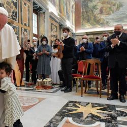 La foto muestra al Papa Francisco saludando a dos niños mientras da una audiencia a los miembros de la Fundación Grupo Casa del Espíritu y de las Artes en el Vaticano. | Foto:Handout / VATICAN MEDIA / AFP