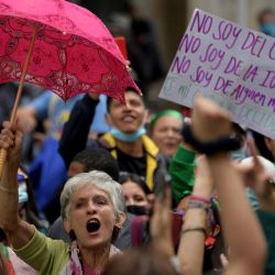 Mujeres se manifiestan por la despenalización del aborto mientras esperan la decisión de la Corte Constitucional en Bogotá, Colombia. | Foto:Raúl Arboleda/ AFP