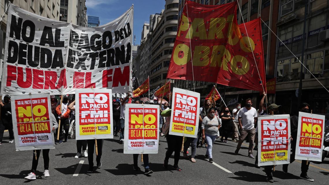Members of leftist groups demonstrate against the International Monetary Fund (IMF) on the eve of a 730 million dollar instalment due in the repayment of country's debt, in Buenos Aires, on January 27, 2022. 