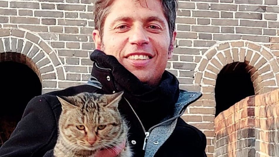 Axel Kicillof y el minino de la muralla china, que posa con cara de pocos amigos para las fotos del IG del gobernador.