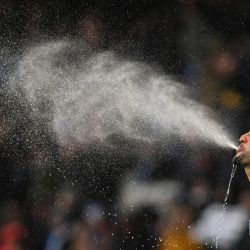 El defensor inglés del Manchester City, Kyle Walker, escupe agua durante el partido de fútbol de la cuarta ronda de la FA Cup inglesa entre el Manchester City y el Fulham en el Etihad Stadium en Manchester, noroeste de Inglaterra. | Foto:PAUL ELLIS / AFP