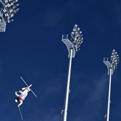 El francés Sacha Theocharis participa en una sesión de práctica de esquí de estilo libre en mogul durante los Juegos Olímpicos de Invierno de Pekín 2022 en el Genting Snow Park de Zhangjiakou. | Foto:MARCO BERTORELLO / AFP