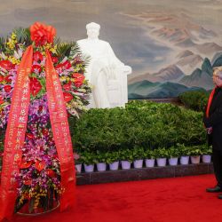 El presidente Alberto Fernández durante la ceremonia de colocación de una corona de flores en el mausoleo del ex presidente de la República Popular China (1949-1976) Mao Zedong, en Pekín. | Foto:ESTEBAN COLLAZO / Presidencia argentina / AFP