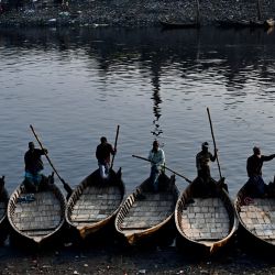 Los barqueros esperan a los pasajeros a lo largo del río Buriganga en Dhaka, Bangladés. | Foto:MUNIR UZ ZAMAN / AFP