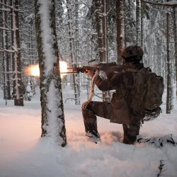 Un soldado francés participa en un importante simulacro como parte del despliegue de la "presencia avanzada reforzada" de la OTAN en Polonia y las naciones bálticas de Estonia, Letonia y Lituania. | Foto:ALAIN JOCARD / AFP